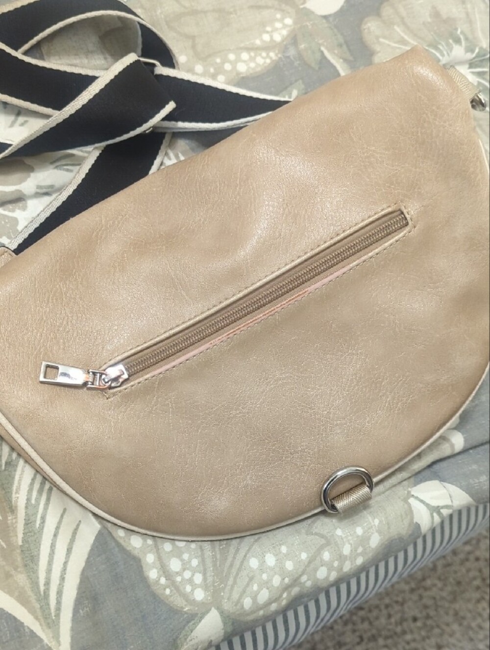 Sling Bag & Natural Woven Purse - Picture 4 of 7